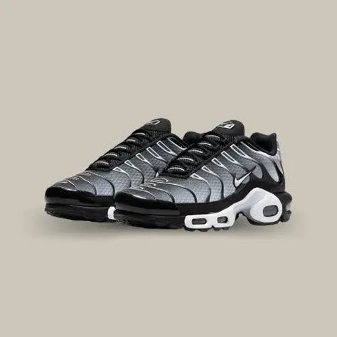 DescriptionNike présente la TN de son modèle Air Max dans un coloris sobre et passe partout.La Nike Air Max Plus Black Grey possède une base en mesh avec un dégradé allant du gris foncé au gris clair. On retrouve les empiècements en TPU noir et une semelle bicolore noire et blanche comprenant le système Air Sole.Conseil pointureLa Nike Air Max Plus Black Grey taille légèrement petit, vous pouvez prendre votre taille mais pour plus de confort nous vous conseillons de prendre une demi taille au de Tns Nike, Nike Tn Shoes, Nike Air Max Plus Black, Nike Tns, Tn Black, Nike Airmax Plus, Tn Plus, Silver Outfits, Air Max Plus Tn