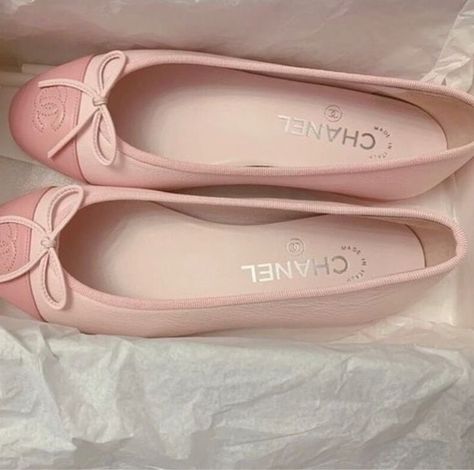 ليلي كولينز, Dr Shoes, Pink Girly Things, Girly Shoes, Shoe Inspo, Aesthetic Shoes, Mode Inspo, Pink Shoes, 가을 패션