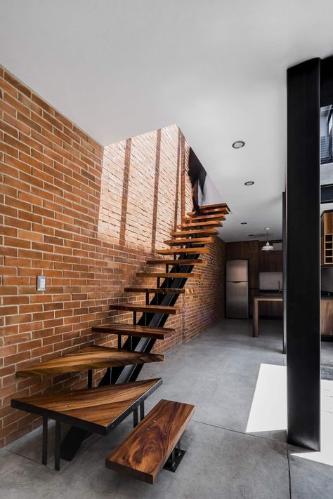 IT is amazing to see how homeowners are gladly embracing industrial design elements that were considered ‘outdated and unacceptable’ not too long ago. Casa Brick Finishes, Modern Industrial Home, Vstupná Hala, Brick Wall Backdrop, Stairway Design, Stairs Design Modern, Industrial Living, Industrial Livingroom, Home Stairs Design