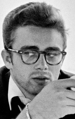 James Dean Glasses, Sunglasses Ads, Dennis Stock, Hollywood Images, Old Hollywood Actors, James Dean Photos, Hollywood Golden Era, Vintage Bra, Jimmy Dean