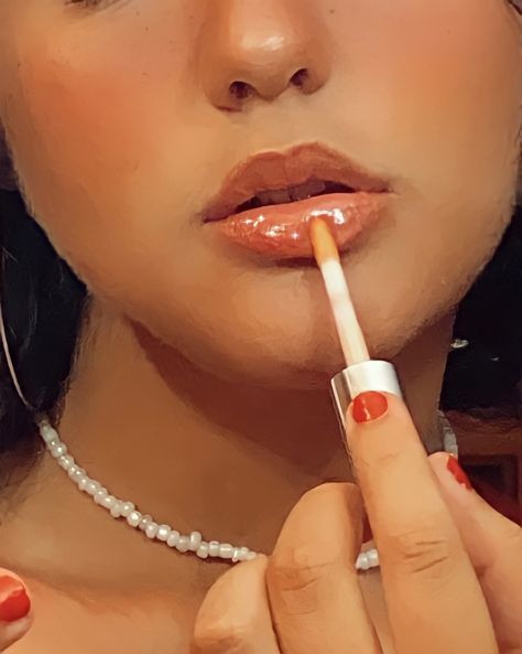 Women Applying Lipstick, Applying Makeup Reference, Lip Gloss Picture Ideas, Girl Applying Lipstick In Mirror, Applying Lipgloss Aesthetic, Applying Lipstick Aesthetic, Applying Lipstick Pose, Doing Makeup Aesthetic In Mirror, Lip Gloss Photoshoot