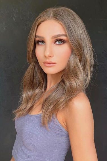 Mousy Brown Hair Is Having a Moment—So Brunettes Everywhere Can Finally Take a Break Light Brown Hair Shades, Mousy Brown Hair, Dishwater Blonde, Brown Hair Colour, Mousy Brown, Color Castaño, Silver Blonde Hair, Silver Blonde, Winter Hair Color