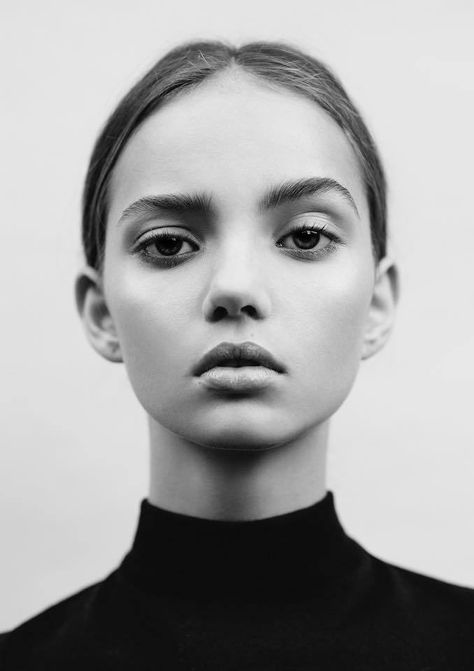 Inka Williams, Black And White Face, Face Drawing Reference, Face Photography, Model Face, Portrait Sketches, Poses References, White Face, Black And White Portraits