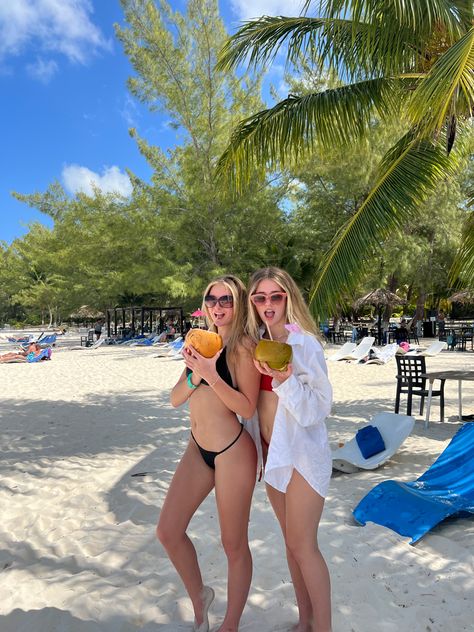 Cozumel Mexico Cruise Pictures, Friend Cruise Pictures, Pictures On A Cruise, Vacation Group Photos, Insta Photo Ideas Cruise, Best Friend Cruise Pictures, Cruise With Best Friend, Pictures To Take On A Cruise, Cruise Pics With Friends