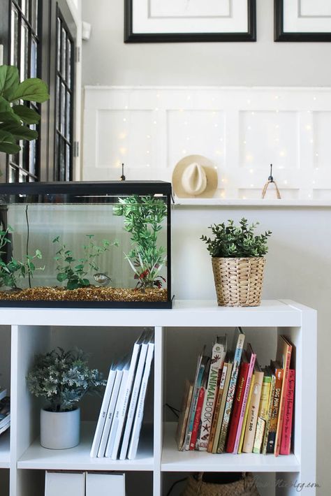 Fish Tank On Bookshelf, American House Interior, Simple House Interior Design, Bookshelves Library, Arts And Crafts Home Decor, Library Bookshelf, Ikea Kallax Shelf, Bookshelf Ideas, Ikea Bookshelves