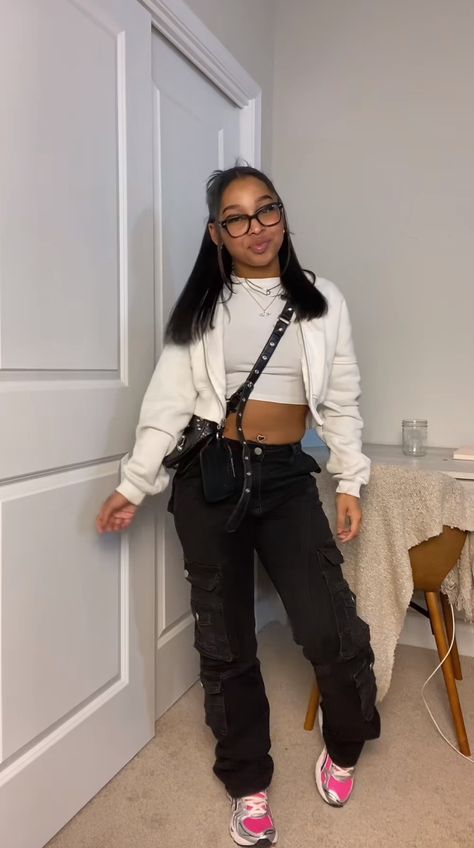 Outfits With Cargo Jeans, Jeans Outfit Black Women, Jeans Winter Outfit, Cargo Jeans Outfit, Black Cargo Jeans, Outfit Black Women, Jeans Winter, Effortlessly Chic Outfits, Cute Lazy Day Outfits