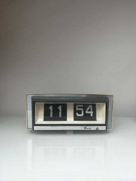 Vedette FLASH Folding Number Desk or Wall Clock Retro Flip Clock Vintage Time Watch Vintage Flip Clock, Retro Flip Clock, Clock Room, Wall Clock Retro, Retro Wall Clock, Clock Vintage, Vintage Clock, Timeless Accessories, Flip Clock