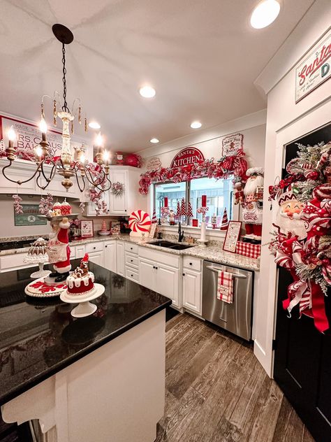 Christmas Tree Candy, Christmas Apartment, Cozy Christmas Decor, Peppermint Christmas, Christmas Float, Beautiful Christmas Decorations, Christmas Decor Inspiration, Christmas Kitchen Decor, Music Ideas