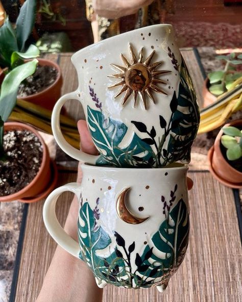 Handmade Mug Ideas, Clay Mug Ideas Design, Cool Mugs Ceramics, Mug Ideas Pottery, Spiritual Pottery, Witchy Pottery, Coffee Mug Design Ideas, Hand Painted Pottery Ideas, Pottery Mug Ideas