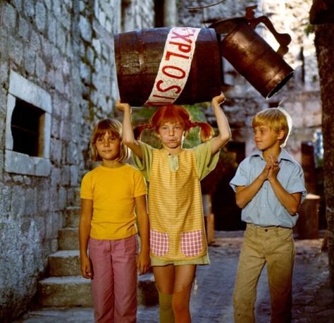 Pippi with an explosive barrel: Epi Y Blas, Pippi Longstocking, Quirky Quotes, Pet Monkey, Book Sites, Jim Henson, Strong Girls, Previous Life, Quotes For Kids