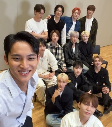 Seventeen Group Photo, Seventeen Ot13, Seventeen Group, Why God Why, Seventeen Memes, S.coups Seventeen, Seventeen Going Seventeen, Going Seventeen, Seventeen Album