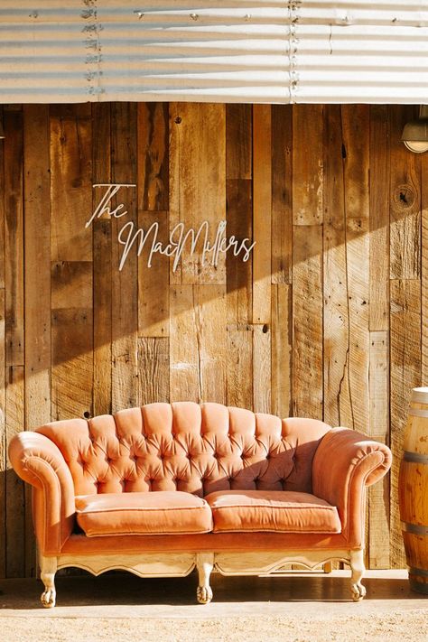 Vintage Couch Wedding, Couch Backdrop, Lounge Area Wedding, Couch Wedding, Wedding Lounge Area, Holly Wedding, Vintage Couch, Barn Wedding Reception, Vintage Lounge