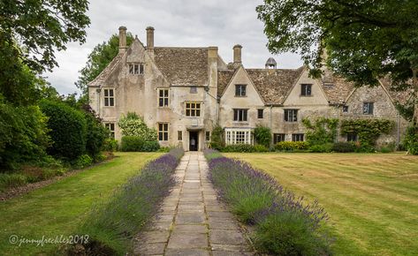 Avebury Manor, Castles In England, English Tudor, English Village, Old Churches, Scenic Design, Yellow Wallpaper, House Architecture Design, Dream House Exterior