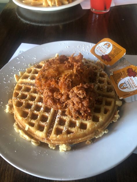 Fried Chicken Waffles, Food Waffles, Chicken N Waffles, Waffle Shop, Chicken Waffles, Fried Chicken And Waffles, Waffle Fries, Food Babe, Chicken And Waffles