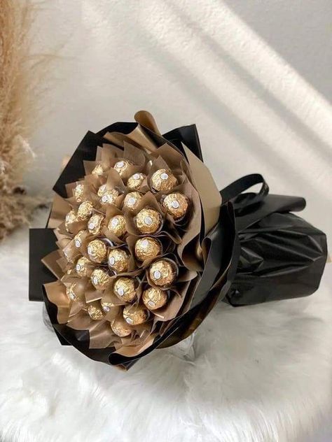 Chocolate Flowers Bouquet, Food Bouquet, Candy Bouquet Diy, Diy Bouquet Wrap, Flower Bouquet Diy, Diy Birthday Gifts For Friends, Chocolate Flowers, Flower Gift Ideas, Gift Bouquet