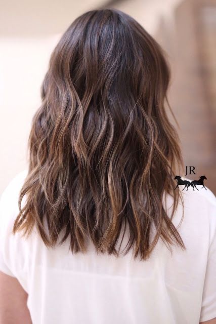 Medium Length Haircut For Thick Hair No Layers, Medium Haircuts Layers, Inverted Shag Haircut, Thick Brown Hair Cuts, Mid Size Haircut For Women, Wavy Hair Cuts Medium Length, Medium Length Haircut Brown, Medium Cut Hair, Haircut For Medium Length Hair Wavy