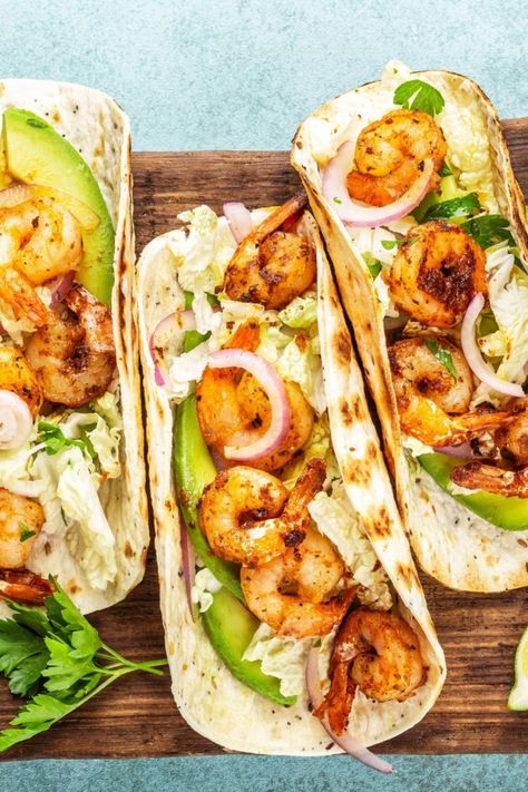 ¿Qué tal unos tacos de camarón para empezar el fin de semana? Tip: Cocina rápidamente los camarones para evitar que se endurezcan o tomen una textura chiclosa. Healthy Shrimp Tacos, Best Shrimp Recipes, Chowder Recipes Seafood, Sweet Shrimp, Seafood Chowder, Baked Asparagus, Healthy Shrimp, Creole Recipes, Cooked Carrots