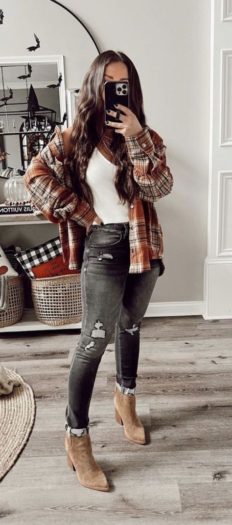 Cute Outfits Winter Going Out, Leather Skirt Crop Top Outfits, Cute Fall Styles For Women, Neutral Outfits For Women, Fall Outfits Simple Casual, Fall 2923 Outfits, Casual Meeting Outfit Fall, Womens Fall And Winter Outfits, Womens Business Casual Outfits Winter