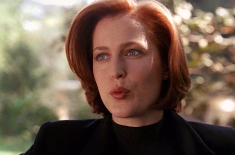 Scully duckface :D Scully Costume, Ever Anderson, Scully Mulder, Edgy Feminine, Mulder And Scully, Mulder Scully, Navy Accents, Fox Mulder, Duck Face