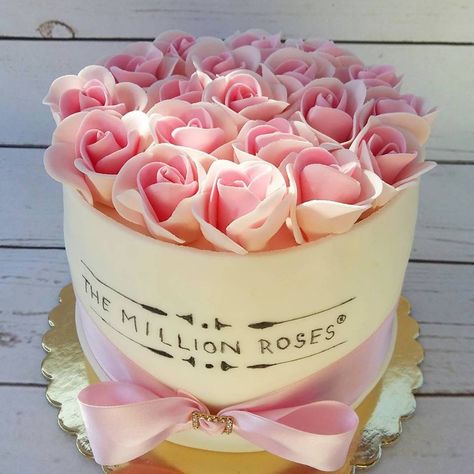 The million roses cake 40th Birthday Cake Ideas For Women, Rose Bucket, The Million Roses, Birthday Cake Roses, Million Roses, Anniversary Cookies, Roses Cake, Single Tier Cake, Candy Birthday Cakes