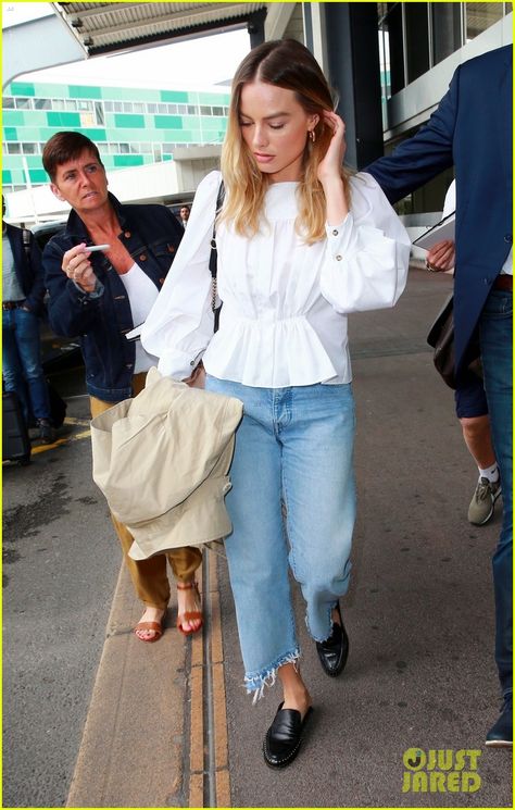 Margot Robbie Red Carpet, Margrot Robbie, Cloth Inspiration, Margot Robbie Style, Sharon Tate, Cropped Wide Leg Jeans, Button Fly Jeans, Margot Robbie, Airport Style