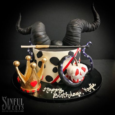 Disney Villains Cake Ideas, Disney Villains Cake, Disney Villains Birthday Party, Disney Villain Cake Ideas, Disney Villain Themed Party, Disney Villains Birthday Cake, Disney Villians Cupcake, Villain Party, Disney Villain Party