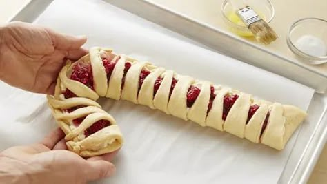 Cream Cheese Danish With Crescent Rolls Candy Cane, Cherry Cream Cheese Candy Cane Danish, Pillsbury Braid Recipes, Rasberry Desert, Crescent Danish, Candy Cane Coffee, Pillsbury Crescent Recipes, Pillsbury Biscuit Recipes, Pastry Ring