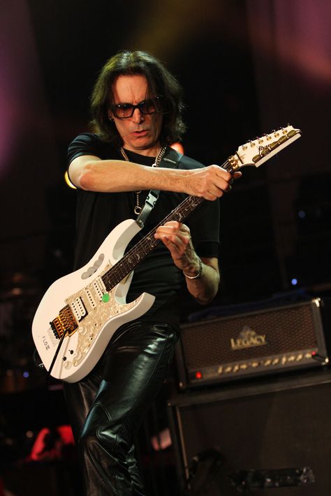 Steve Vai Steve Vai Poster, Steve Vai Wallpaper, Steve Vai 80s, Stevie Vai, Guitar Icons, Guitar Legends, Ibanez Guitars, Guitar Photos, Steve Vai