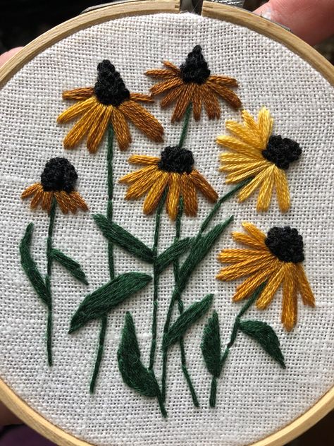 Learn to embroider Black-eyed Susans with this easy beginner hand embroidery pattern. Includes PDF download. #blackeyedsusans #embroidery #handembroidery . #Folk_Embroidery_Patterns_Floral #Black_Eyed_Susan_Embroidery #Fence_Embroidery #Embroidery_Patterns_Beginner Black Eyed Susan Embroidery, Embroidered Coneflower, Easy Embroidery Flowers, Embroidery Design Easy, Mini Meadow, Embroidery Napkins, Sunflower Embroidery, Simple Hand Embroidery Patterns, Parts Of A Flower