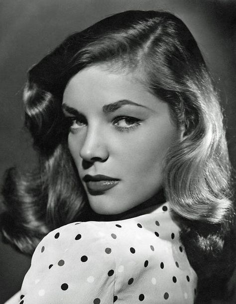 Pioneer of the power brow.                                                                                                                                                      More Lauren Baccal, 1930s Hollywood, 50's Fashion, Hollywood Vintage, Glamour Vintage, Lauren Bacall, Classic Movie Stars, Humphrey Bogart, Air Purifying