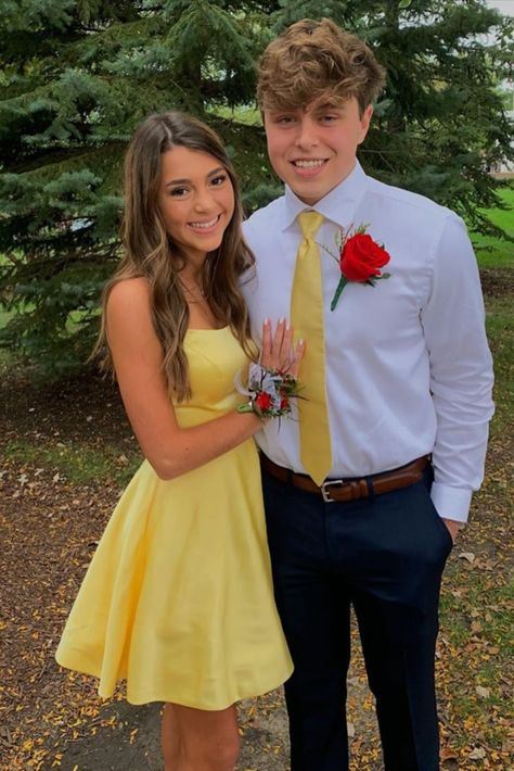 Cute Yellow Homecoming Dresses, Yellow Chambelanes Outfits, Yellow Homecoming Couple, Yellow Hoco Couple, High School Homecoming Mens Outfit, Homecoming Dates Matching, Boys Homecoming Outfits High School, Hoco Dresses Yellow, Formal Outfit For Teens