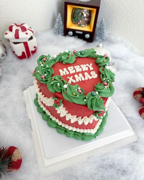 Festive red green and white vintage heart cake for Christmas Heart Shaped Christmas Cake, Christmas Heart Cake, Christmas Vintage Cake, White Vintage Heart Cake, Vintage Christmas Cake, Cake For Christmas, Heart Cake Design, 4 Cupcakes, Vintage Heart Cake