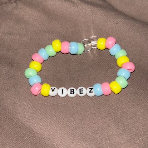 This Is A Bracelet With Pastel Rainbow Pony Beads, And Has The Word Vibez Pastel Pony Bead Bracelet, Pony Bead Color Combos, Cute Pony Bead Bracelet Ideas, Pony Bead Bracelet Ideas, Pony Bead Bracelets Ideas, Pony Beads Bracelet, Word Bracelets, Kandi Beads, Bracelet Business