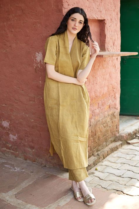 Linen Kurti Design, Smocked Dress For Women, Khadi Kurta, Kurta Patterns, Frock Fashion, Designer Kurti Patterns, Fancy Sarees Party Wear, Indian Dresses Traditional, Kurta Designs Women