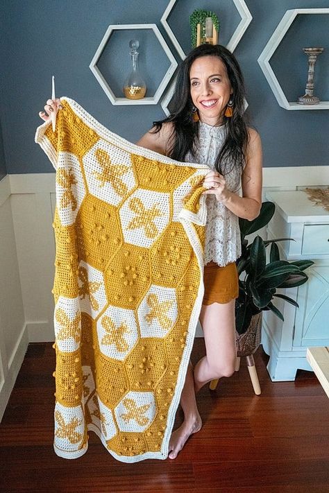 Colorwork Crochet, Bee Blanket, Crochet Colorwork, Bee Baby Blanket, Friends Crochet, Bee Crochet, Crochet Charts, Crochet Blanket Afghan, Crochet Bee