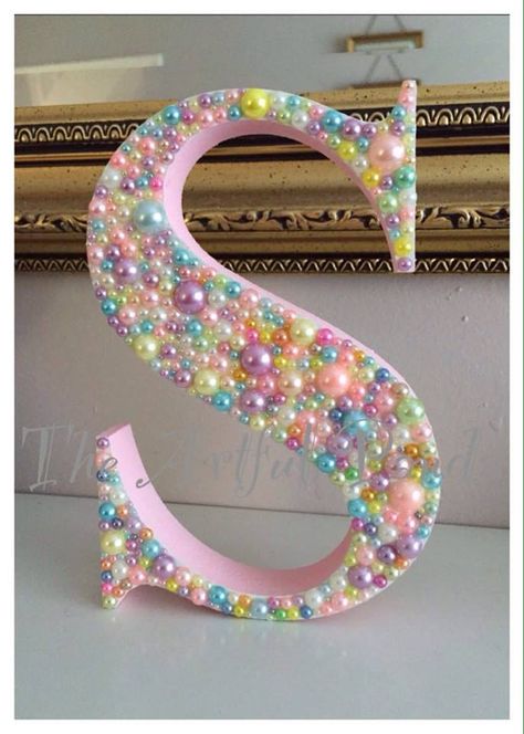 Initial Crafts, Wooden Letters Decorated, Pearl Crafts, Alfabet Letters, Letter Decor, Letter Decoration, Diy Letters, Home Diy Ideas, Home Diy Decor