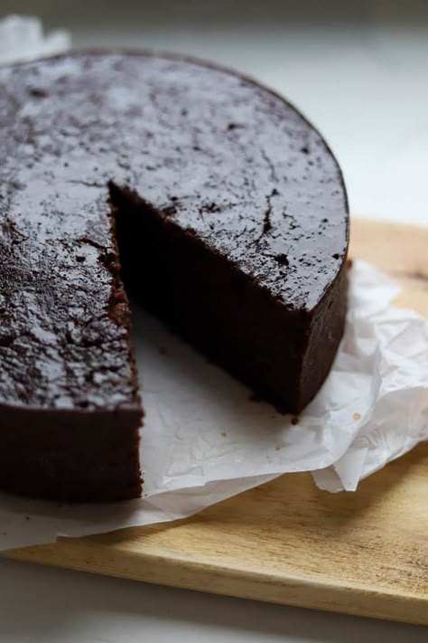 Black Cake Caribbean, Jamaican Pastries, Caribbean Fruit Cake Recipe, Jamaican Black Cake, Jamaican Christmas Cake, Rum And Raisin Cake, Bajan Food, Black Cake Recipe, Jamaican Fruit Cake