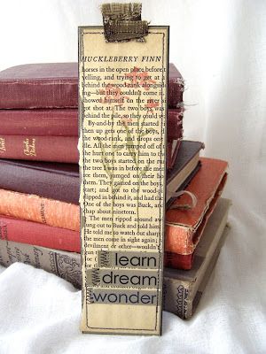 Bookmark Tutorial, Vintage Bookmarks, Penanda Buku, Diy Buch, Old Book Crafts, Huckleberry Finn, Creative Bookmarks, Book Page Crafts, Bookmark Craft