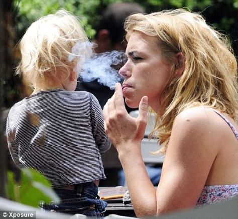 Billie Piper smoking mum Laurence Fox, Photos Of Celebrities, Billie Piper, On Date, Puff And Pass, Keira Knightley, Baby Fox, Famous Celebrities, Roll Up