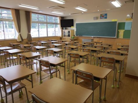 Middle School Vibes, Constance Billard, Highschool Classroom, Japanese Classroom, Classroom Aesthetic, Desks Chairs, Boarding School Aesthetic, Japan School, Classroom Interior