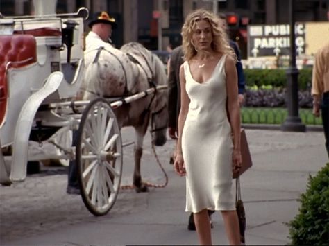 Satc Outfits, Carrie Bradshaw Outfits, Carrie Bradshaw Style, Flowy Summer Dresses, City Outfits, Carrie Bradshaw, City Style, Mode Inspiration, Looks Vintage