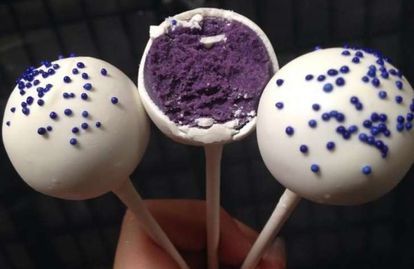 https://twitter.com/allcakedupdc/status/516690256222232576 Photo by: All Caked Up/Twitter Ube Cake Pops, Filipino Cake, Ube Cupcakes, Taro Cake, Ube Cake, Ube Ice Cream, Ube Recipes, Purple Octopus, Filipino Food Dessert