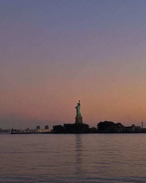 The Statue of Liberty while the sun is setting Liberty State Park, Nyc Park, The Statue Of Liberty, Vision Boards, Jersey City, Soft Girl, Travel Aesthetic, State Park, Girls Trip