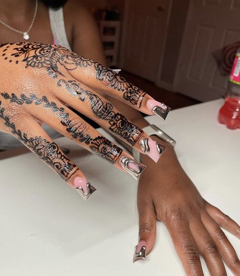 Henna And Nails, Henna With Nails, Nails With Henna, Henna Inspo, Henna Nails, Henna Inspired Tattoos, Cute Henna, Foot Henna, Icy Girl