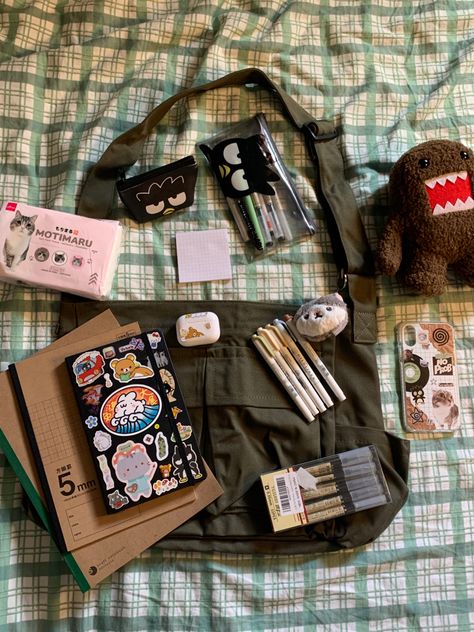 Domo Aesthetic, What's In My Backpack, Everyday Bag Essentials, Messanger Bag, Backpack Essentials, School Bag Essentials, Inside My Bag, Purse Essentials, Handbag Essentials