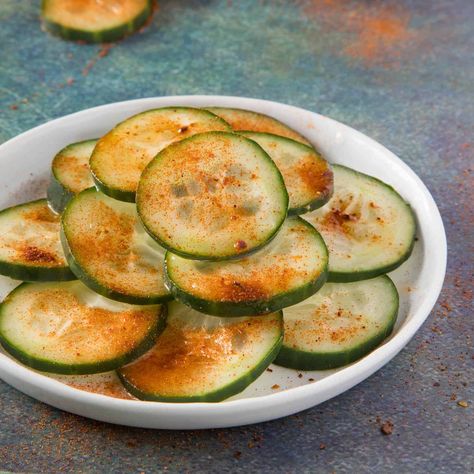 This Mexican recipe with chili powder, lime juice and cucumbers is very easy to make, and is perfect for an appetizer or quick snack. Cucumber Snack Recipes, Keto Chicken Parmesan, Cucumber Snacks, Chili Pepper Recipes, Vegetable Cake, Keto Appetizers, Chicken Parmesan Recipe, Cucumber Diet, Mexican Snacks