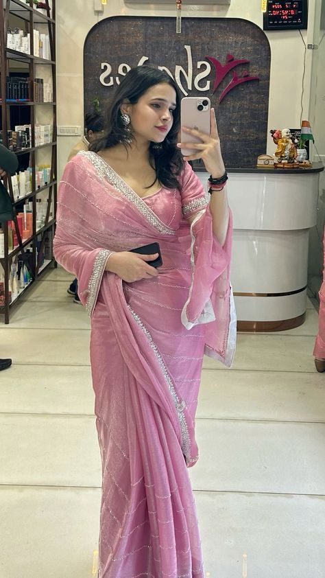 Pink Saree With Pink Blouse, Blouse Design For Girls Saree, Sarees For Bridesmaids, Pink Tissue Saree Blouse Designs, Embroidered Organza Saree, Blouse With Pink Saree, Pink Tissue Silk Saree, Jimmy Choo Saree Blouse Design, Saree For Girls Wedding