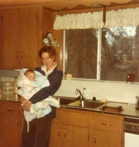 40 Vintage Photos Capture People in the Kitchens in the 1970s40 Vintage Photos Capture People in the Kitchens in the 1970s 1970’s Kitchen, Real 70s Photos, 70s Family Photos, 1970s Memorabilia, 1970s Housewife, 1970s Childhood Nostalgia, Women In Kitchen, 1950s Childhood, 1970s Pictures