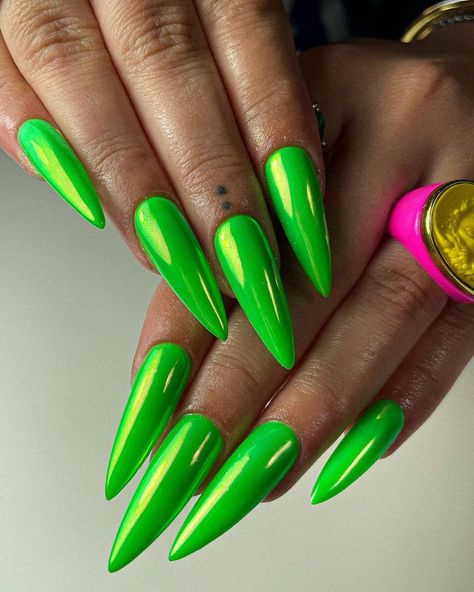 Chrome Summer Nails: Your Go-To Guide for Shiny, Seasonal Manicures 5 Bright Green Chrome Nails, Lime Chrome Nails, Lime Green Chrome Nails, Lime Green Acrylic Nails, Bright Green Nails, Green Chrome Nails, Chrome Summer Nails, Lime Nails, Purple Chrome Nails