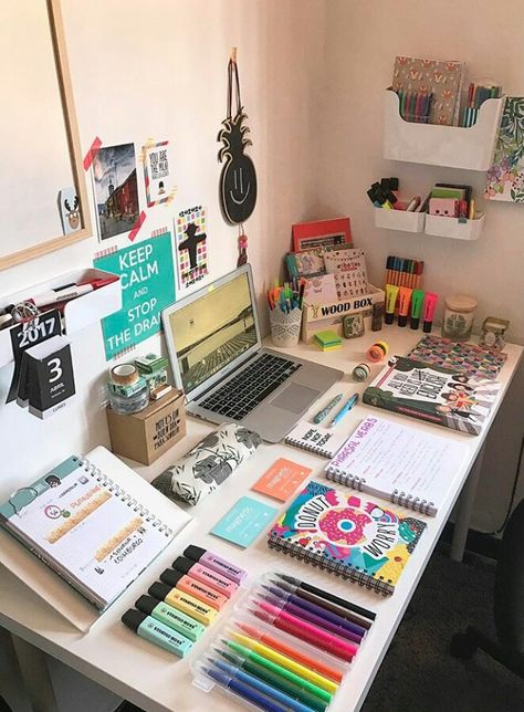 O Cantinho dos meus sonhos ❤ Study Desk Organization, Zimmer Diy, Study Desk Decor, Desk Inspiration, Study Room Decor, Study Space, Stationery Organization, Study Desk, Pens Pencils